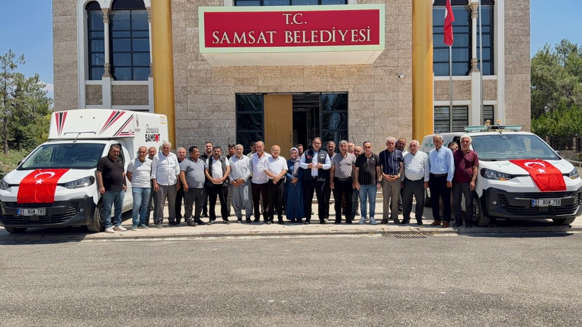 SAMSAT BELEDİYE BAŞKANI İKİ ARACI ŞAHSİ BÜTÇESİ İLE ALARAK BELEDİYEYE HİBE ETTİ.