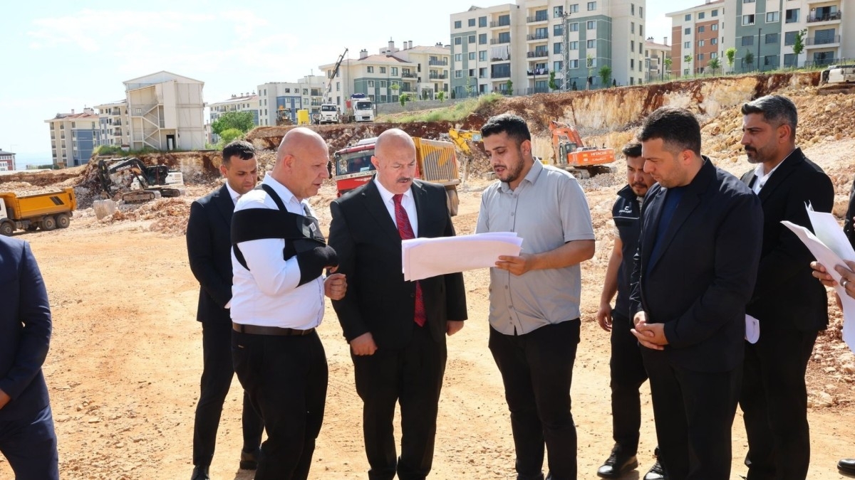 Vali Küçük, İndere’de yapımı süren kütüphane projesini inceledi