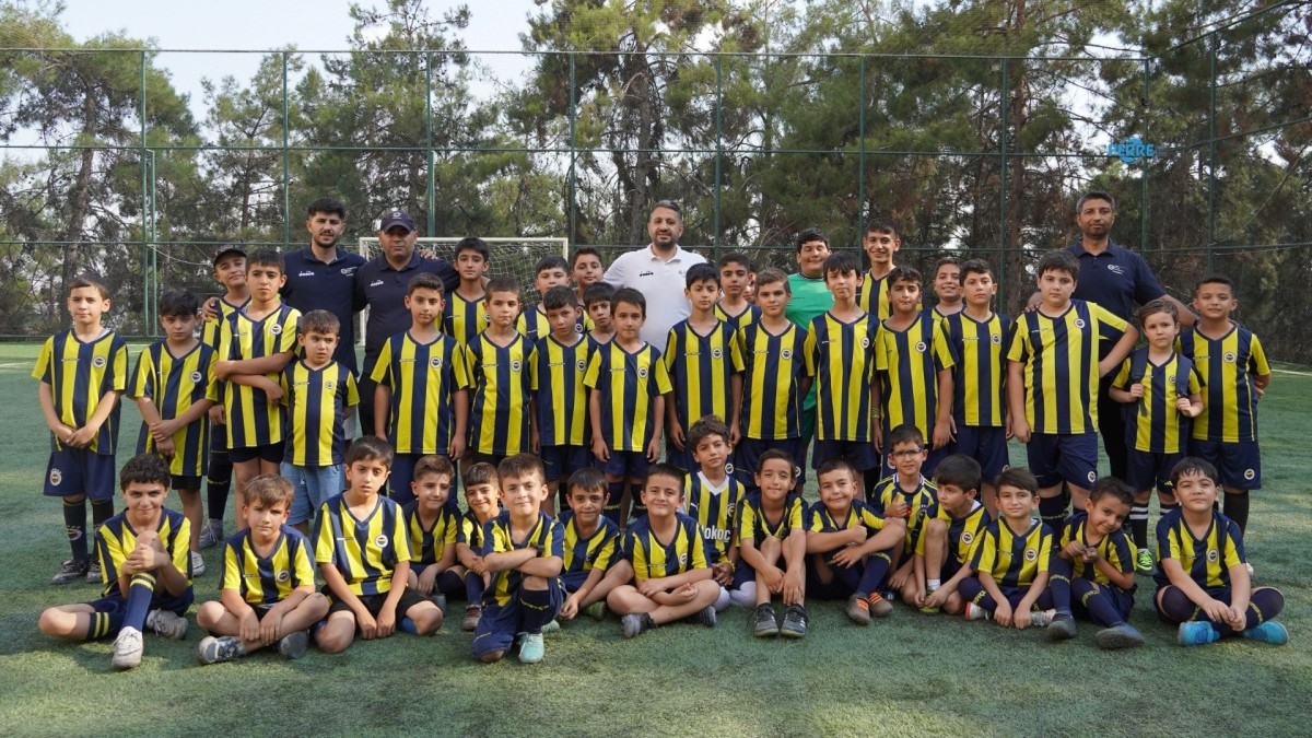 Adıyamanlı minikler Fenerbahçe Futbol Okulu’nda hem spor yapıyor hem hayata hazırlanıyor - Videolu Haber