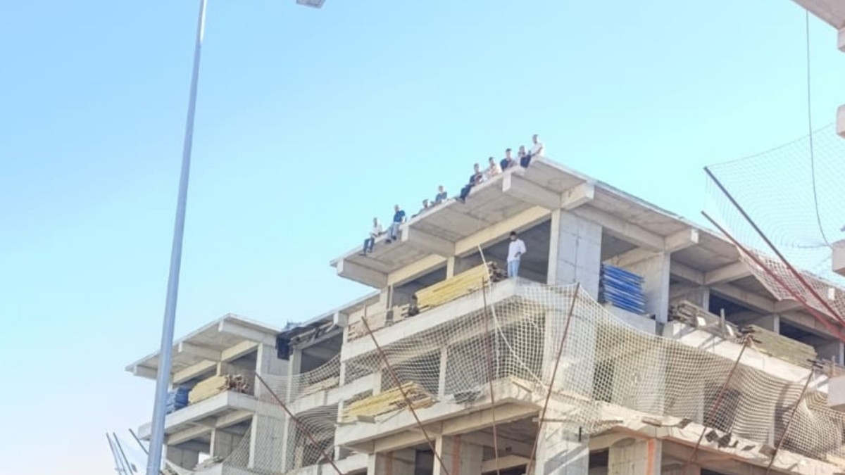 Besni’de maaşlarını alamayan inşaat işçileri çatıya çıkarak eylem yaptı - Videolu Haber