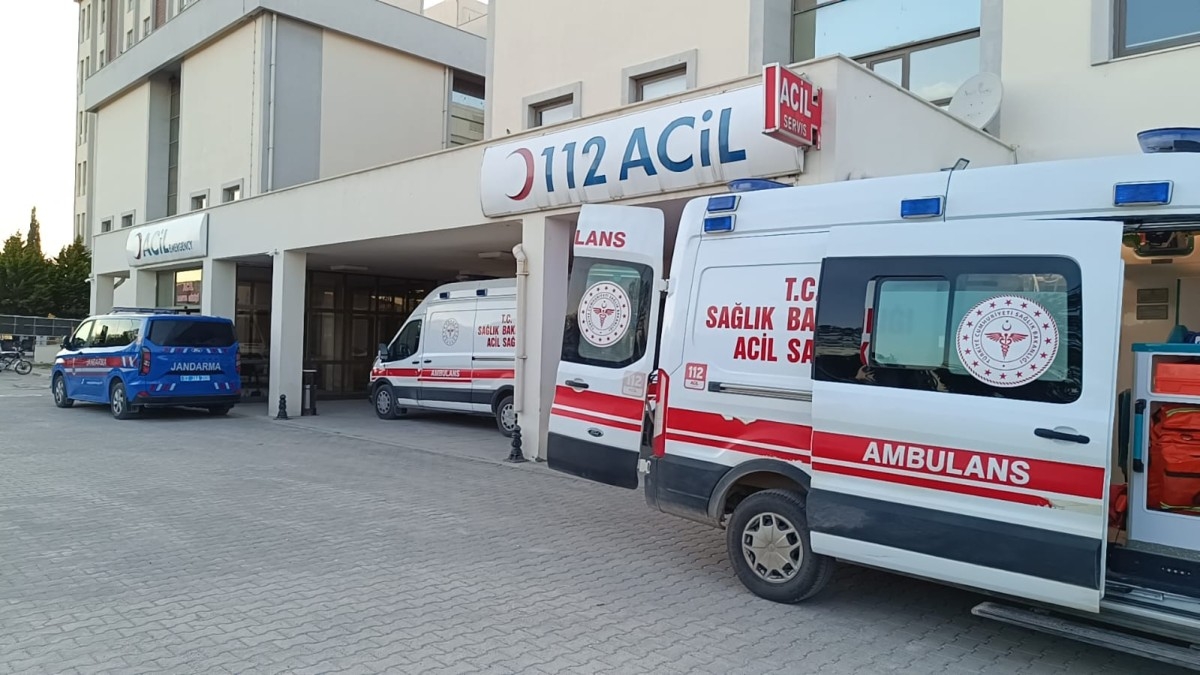 Otomobil ile hafriyat kamyonu çarpıştı: 4 yaralı