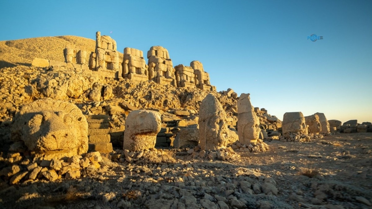 Nemrut Dağı’nda altın ışığın taşlarla buluştuğu eşsiz manzara ziyaretçilerini bekliyor